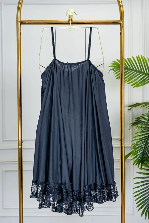 قميص نوم نسائي قصير لون أسود مزين بقماش الدانتيل و بدون أكمام