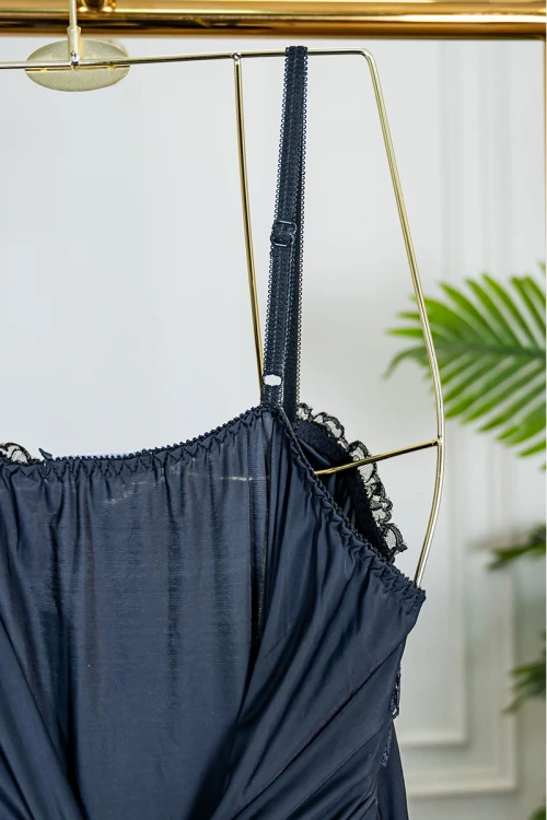 قميص نوم نسائي قصير لون أسود مزين بقماش الدانتيل و بدون أكمام