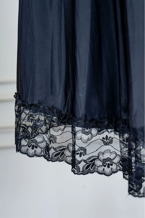 قميص نوم نسائي قصير لون أسود مزين بقماش الدانتيل و بدون أكمام