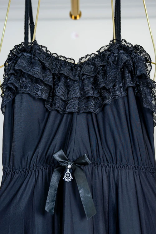 قميص نوم نسائي قصير لون أسود مزين بقماش الدانتيل و بدون أكمام