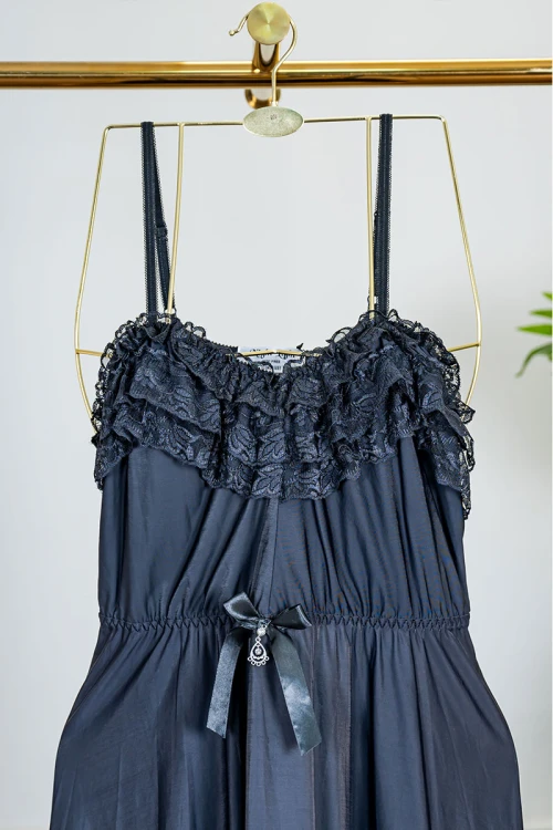 قميص نوم نسائي قصير لون أسود مزين بقماش الدانتيل و بدون أكمام