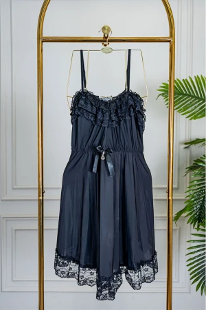 قميص نوم نسائي قصير لون أسود مزين بقماش الدانتيل و بدون أكمام 