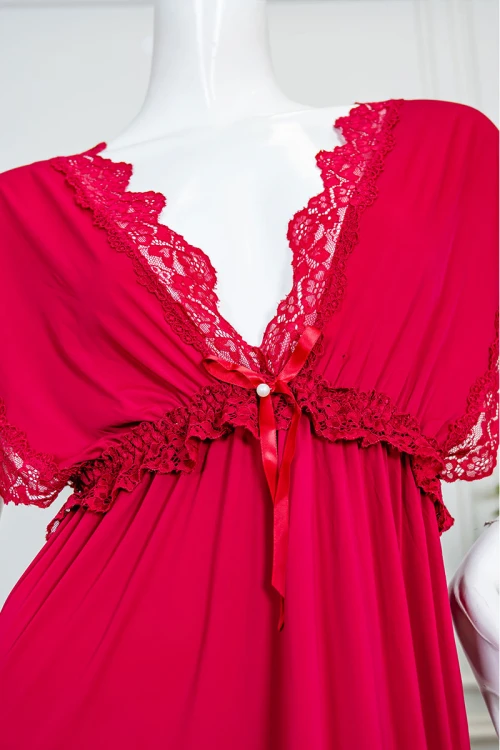 قميص نوم نسائي لون أحمر بقصة سبعة مزينة بقماش الدانتيل و بأكمام قصيرة
