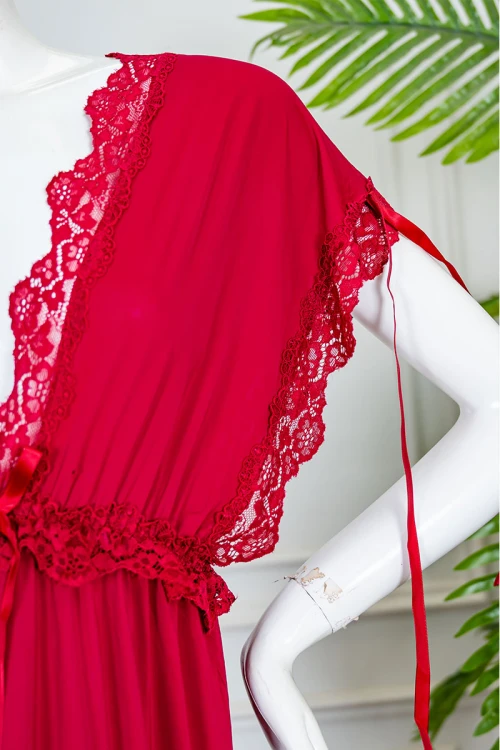 قميص نوم نسائي لون أحمر بقصة سبعة مزينة بقماش الدانتيل و بأكمام قصيرة