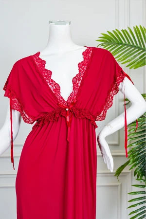قميص نوم نسائي لون أحمر بقصة سبعة مزينة بقماش الدانتيل و بأكمام قصيرة 