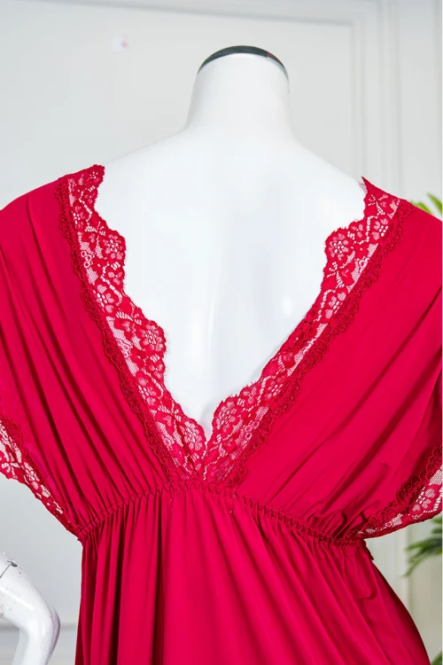 قميص نوم نسائي لون أحمر بقصة سبعة مزينة بقماش الدانتيل و بأكمام قصيرة