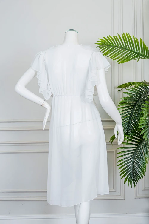 قميص نوم نسائي قصير شيفون لون أبيض قصة سبعة مزينة بريش من الأمام و بأكمام قصيرة