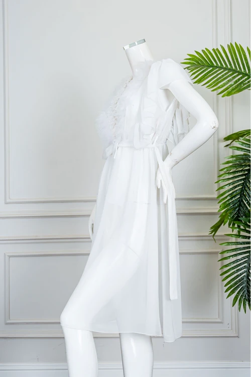 قميص نوم نسائي قصير شيفون لون أبيض قصة سبعة مزينة بريش من الأمام و بأكمام قصيرة