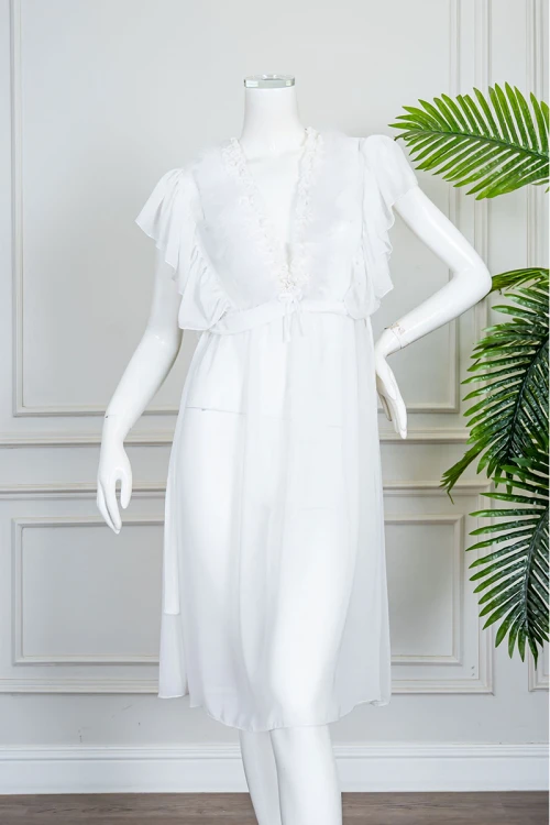 قميص نوم نسائي قصير شيفون لون أبيض قصة سبعة مزينة بريش من الأمام و بأكمام قصيرة