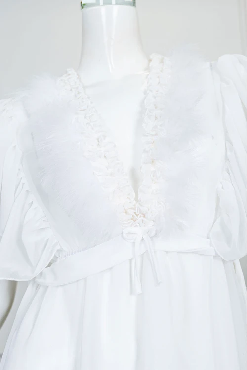 قميص نوم نسائي قصير شيفون لون أبيض قصة سبعة مزينة بريش من الأمام و بأكمام قصيرة