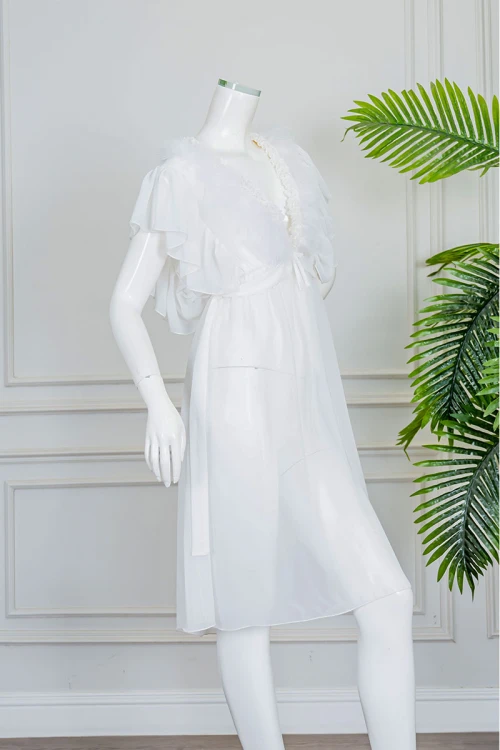 قميص نوم نسائي قصير شيفون لون أبيض قصة سبعة مزينة بريش من الأمام و بأكمام قصيرة