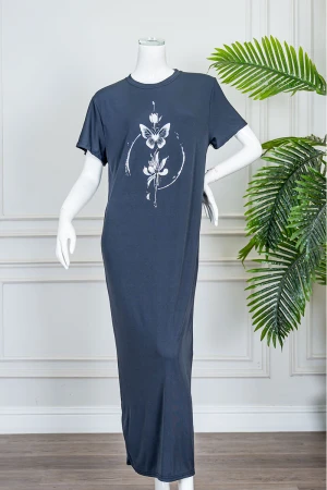 قميص نسائي طويل لون كحلي ياقة دائرية مزين برسومات من الأمام و بأكمام قصيرة 