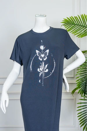 قميص نسائي طويل لون كحلي ياقة دائرية مزين برسومات من الأمام و بأكمام قصيرة 