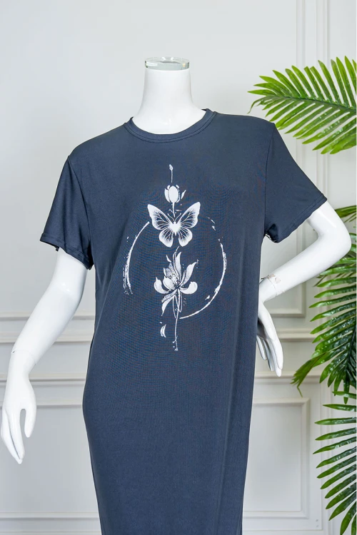 قميص نسائي طويل لون كحلي ياقة دائرية مزين برسومات من الأمام و بأكمام قصيرة