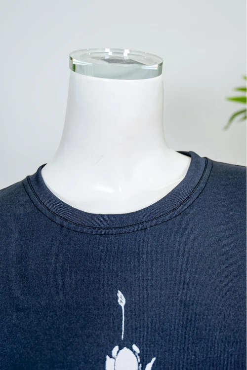 قميص نسائي طويل لون كحلي ياقة دائرية مزين برسومات من الأمام و بأكمام قصيرة