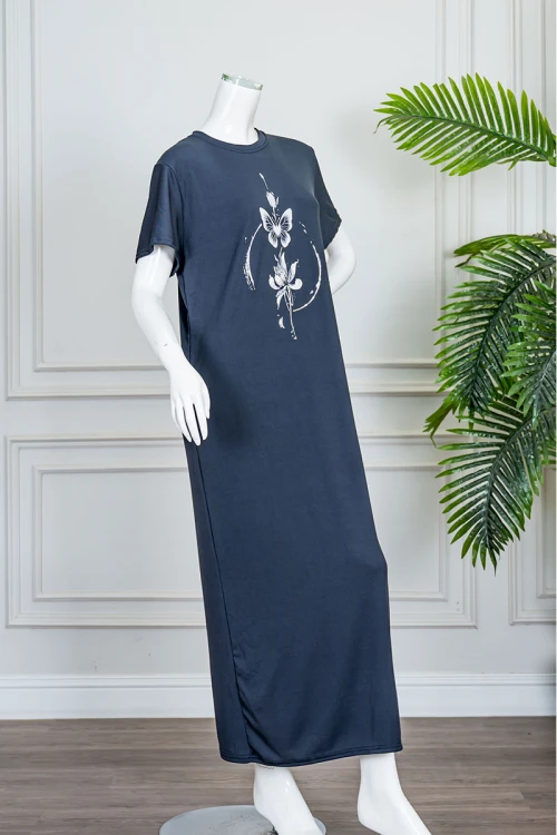 قميص نسائي طويل لون كحلي ياقة دائرية مزين برسومات من الأمام و بأكمام قصيرة