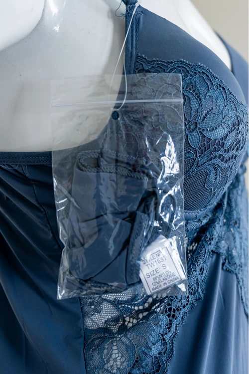 قميص نوم نسائي قصير لون سماوي بفتحة من الأمام مزين بقماش الدانتيل و بدون أكمام