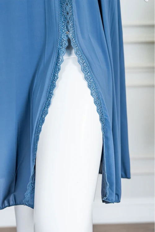 قميص نوم نسائي قصير لون سماوي بفتحة من الأمام مزين بقماش الدانتيل و بدون أكمام