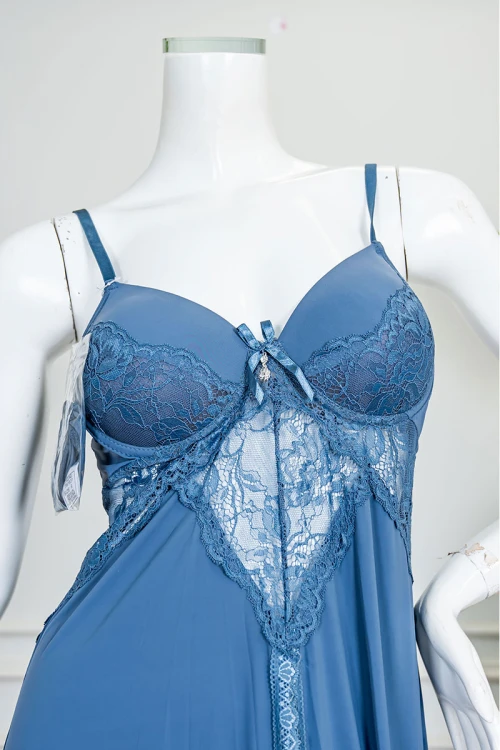 قميص نوم نسائي قصير لون سماوي بفتحة من الأمام مزين بقماش الدانتيل و بدون أكمام