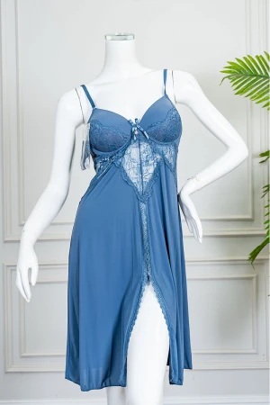 قميص نوم نسائي قصير لون سماوي بفتحة من الأمام مزين بقماش الدانتيل و بدون أكمام 