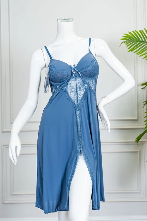 قميص نوم نسائي قصير لون سماوي بفتحة من الأمام مزين بقماش الدانتيل و بدون أكمام