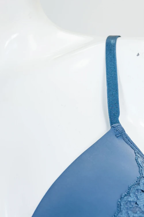 قميص نوم نسائي قصير لون سماوي بفتحة من الأمام مزين بقماش الدانتيل و بدون أكمام