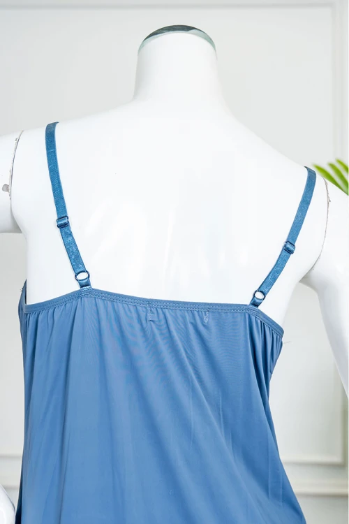 قميص نوم نسائي قصير لون سماوي بفتحة من الأمام مزين بقماش الدانتيل و بدون أكمام