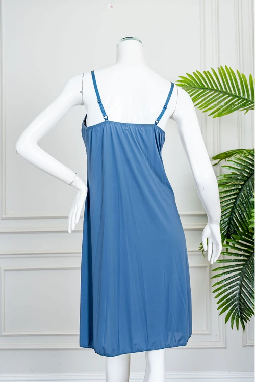 قميص نوم نسائي قصير لون سماوي بفتحة من الأمام مزين بقماش الدانتيل و بدون أكمام