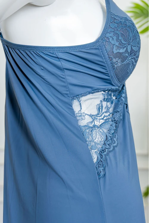 قميص نوم نسائي قصير لون سماوي بفتحة من الأمام مزين بقماش الدانتيل و بدون أكمام