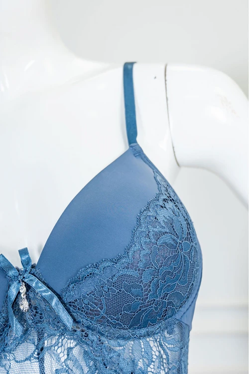 قميص نوم نسائي قصير لون سماوي بفتحة من الأمام مزين بقماش الدانتيل و بدون أكمام