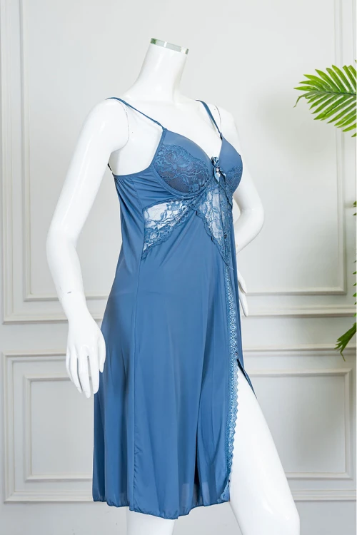 قميص نوم نسائي قصير لون سماوي بفتحة من الأمام مزين بقماش الدانتيل و بدون أكمام