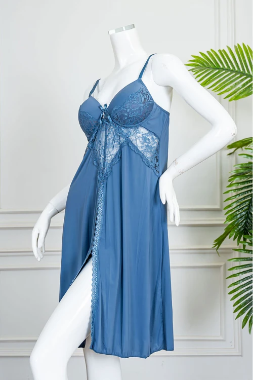 قميص نوم نسائي قصير لون سماوي بفتحة من الأمام مزين بقماش الدانتيل و بدون أكمام