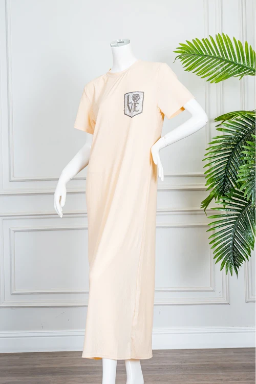 قميص نسائي طويل لون بيج ياقة دائرية مزين بطبعة من الأمام و بأكمام قصيرة