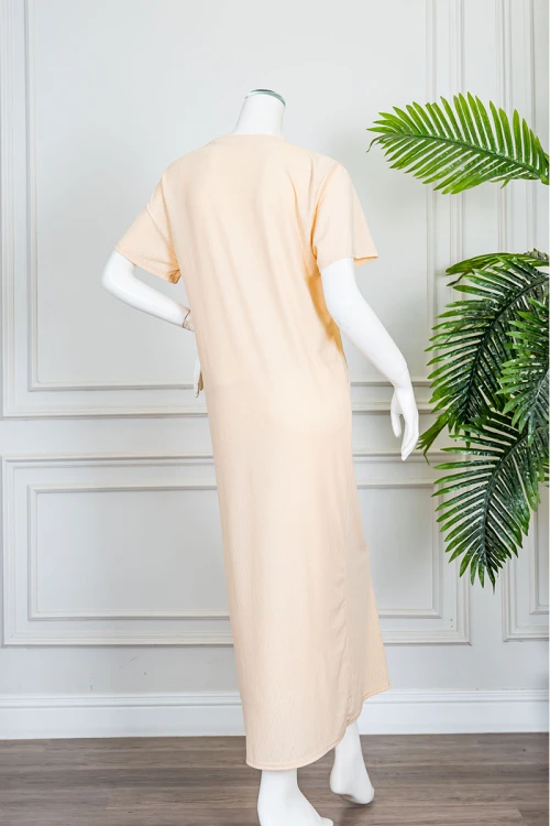 قميص نسائي طويل لون بيج ياقة دائرية مزين بطبعة من الأمام و بأكمام قصيرة