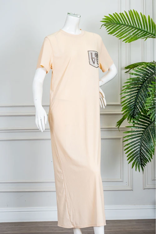 قميص نسائي طويل لون بيج ياقة دائرية مزين بطبعة من الأمام و بأكمام قصيرة