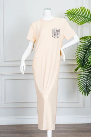 قميص نسائي طويل لون بيج ياقة دائرية مزين بطبعة من الأمام و بأكمام قصيرة 