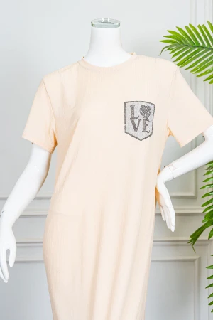 قميص نسائي طويل لون بيج ياقة دائرية مزين بطبعة من الأمام و بأكمام قصيرة 