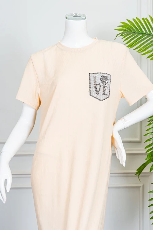 قميص نسائي طويل لون بيج ياقة دائرية مزين بطبعة من الأمام و بأكمام قصيرة