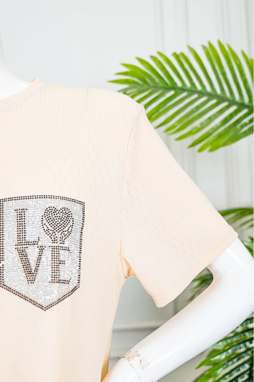 قميص نسائي طويل لون بيج ياقة دائرية مزين بطبعة من الأمام و بأكمام قصيرة