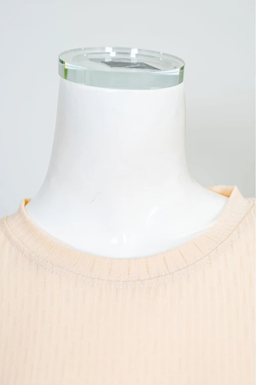 قميص نسائي طويل لون بيج ياقة دائرية مزين بطبعة من الأمام و بأكمام قصيرة