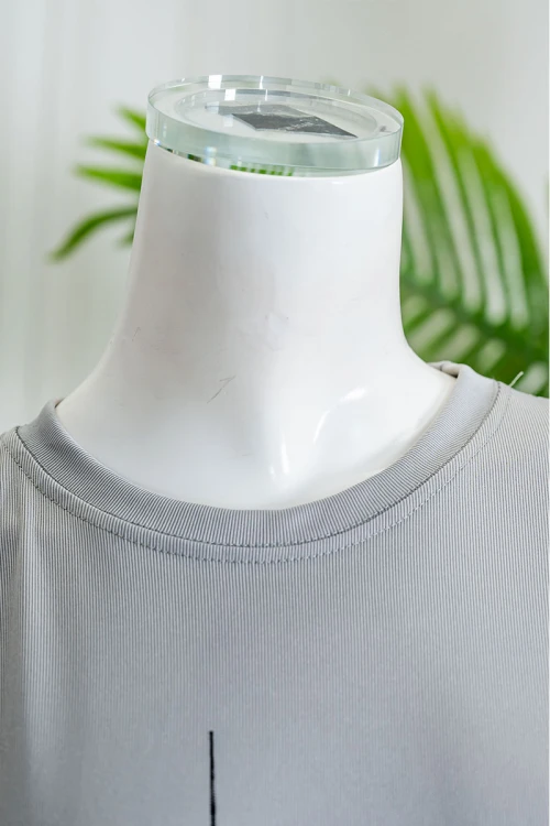 قميص نسائي طويل لون رمادي ياقة دائرية مزين برسومات من الأمام و بأكمام قصيرة