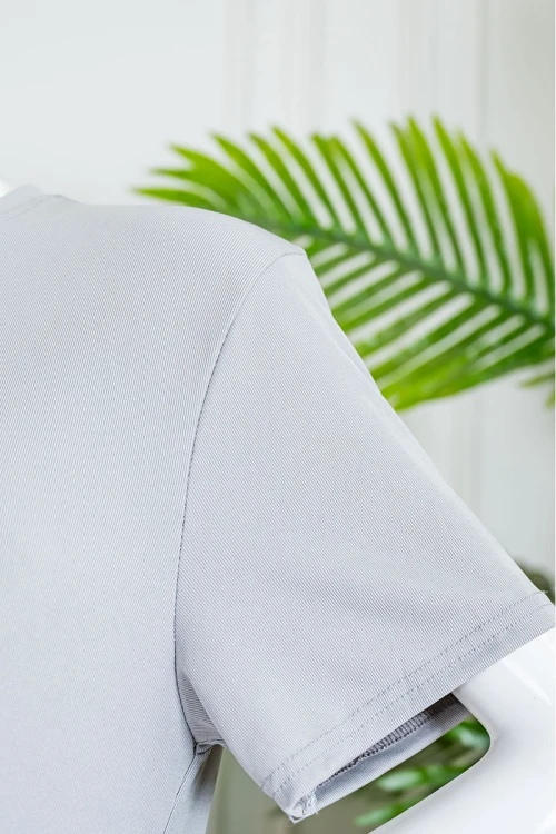 قميص نسائي طويل لون رمادي ياقة دائرية مزين برسومات من الأمام و بأكمام قصيرة