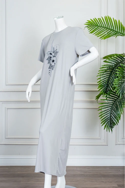 قميص نسائي طويل لون رمادي ياقة دائرية مزين برسومات من الأمام و بأكمام قصيرة