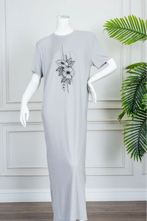 قميص نسائي طويل لون رمادي ياقة دائرية مزين برسومات من الأمام و بأكمام قصيرة