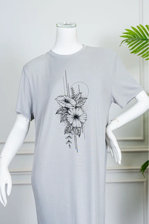 قميص نسائي طويل لون رمادي ياقة دائرية مزين برسومات من الأمام و بأكمام قصيرة