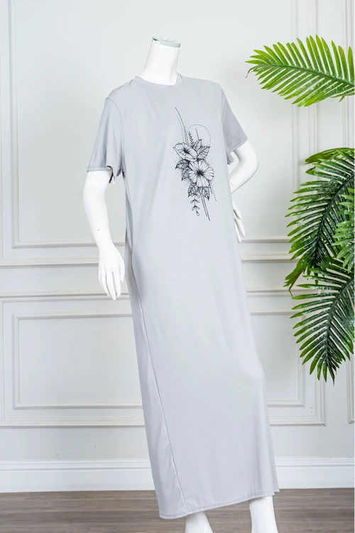 قميص نسائي طويل لون رمادي ياقة دائرية مزين برسومات من الأمام و بأكمام قصيرة