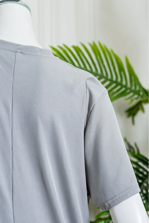 قميص نسائي طويل لون رمادي ياقة دائرية مزين برسومات من الأمام و بأكمام قصيرة