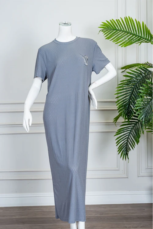 قميص نسائي طويل لون رصاصي ياقة دائرية مزين بطبعة من الأمام و بأكمام قصيرة