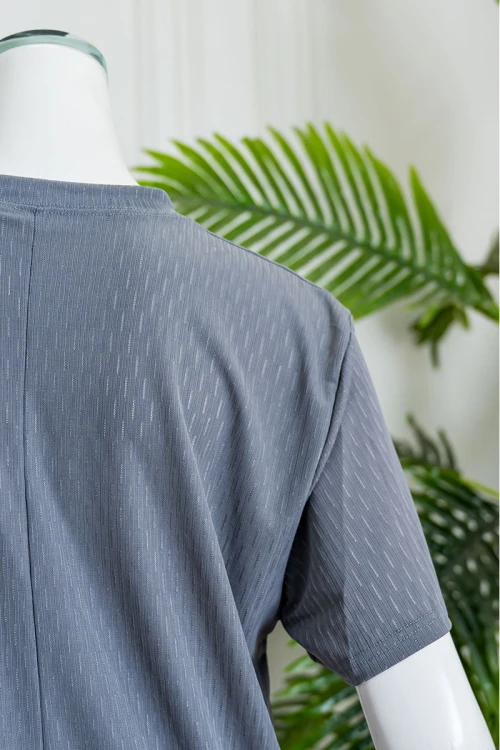 قميص نسائي طويل لون رصاصي ياقة دائرية مزين بطبعة من الأمام و بأكمام قصيرة