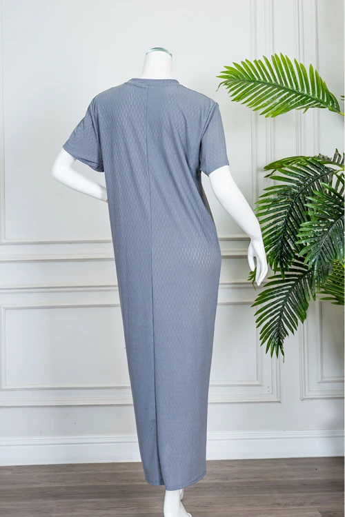 قميص نسائي طويل لون رصاصي ياقة دائرية مزين بطبعة من الأمام و بأكمام قصيرة